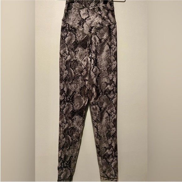 AERIE | Offline Cross Front High Waisted Snakeskin Print Real Me 7/8 Legging - Picture 2 of 7